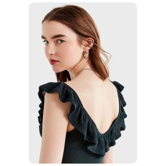 ! Urban Outfitters Tie-Front Ruffle Knit Crop Tank Top sz M - Picture 2 of 7